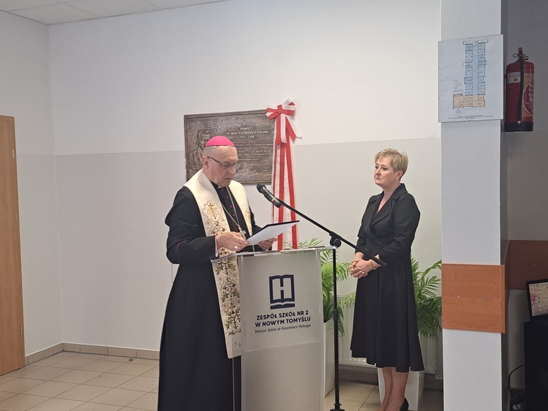 Uroczystość odsłonięcia tablicy upamiętniającej bł. Kazimierza Hołogę