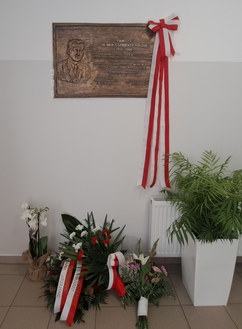 Uroczystość odsłonięcia tablicy upamiętniającej bł. Kazimierza Hołogę