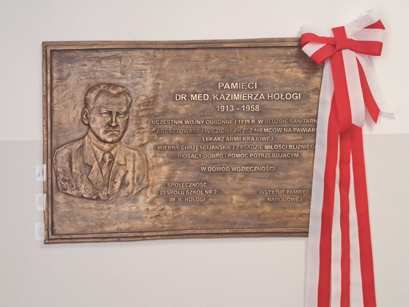 Uroczystość odsłonięcia tablicy upamiętniającej bł. Kazimierza Hołogę