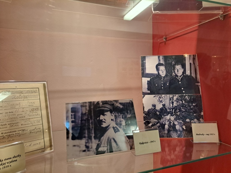 Uroczystość odsłonięcia tablicy upamiętniającej bł. Kazimierza Hołogę