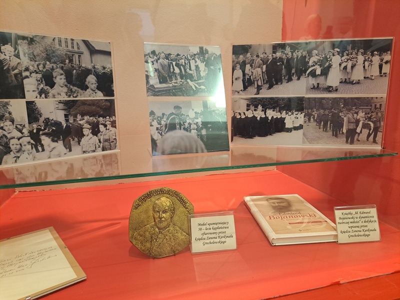 Uroczystość odsłonięcia tablicy upamiętniającej bł. Kazimierza Hołogę