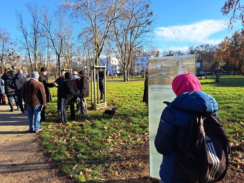 Odsłonięcie tablicy informacyjnej na terenie dawnego obozu NKWD. Fot. Marta Sankiewicz (IPN)