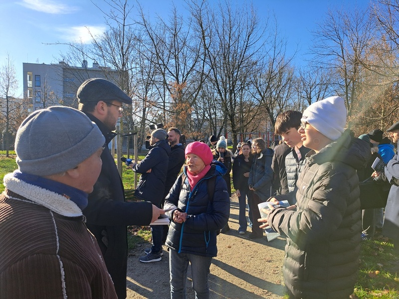 Odsłonięcie tablicy informacyjnej na terenie dawnego obozu NKWD. Fot. Marta Sankiewicz (IPN)