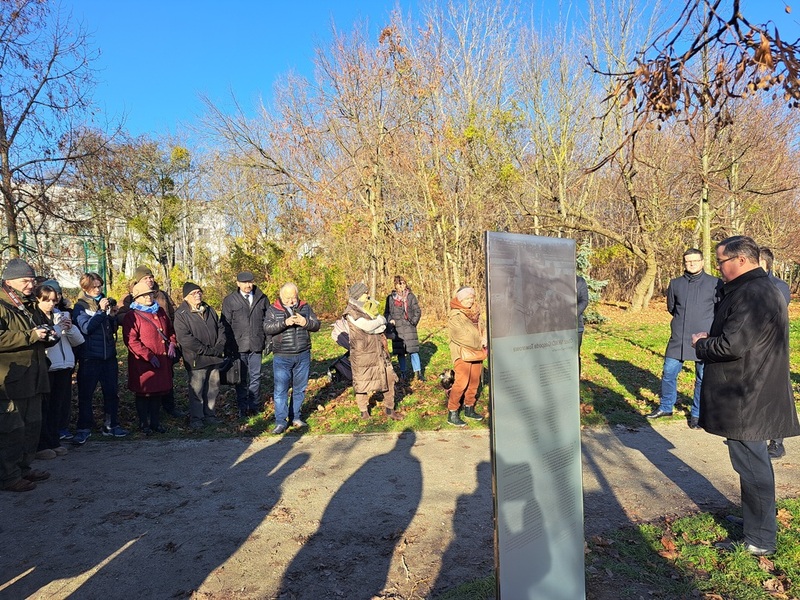 Odsłonięcie tablicy informacyjnej na terenie dawnego obozu NKWD. Fot. Marta Sankiewicz (IPN)