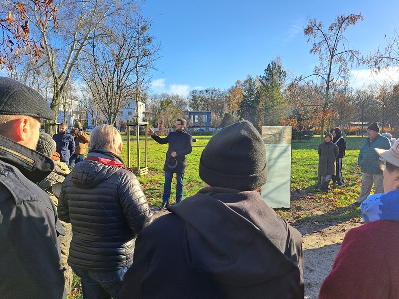 Odsłonięcie tablicy informacyjnej na terenie dawnego obozu NKWD. Fot. Marta Sankiewicz (IPN)