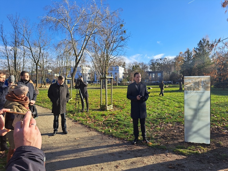 Odsłonięcie tablicy informacyjnej na terenie dawnego obozu NKWD. Fot. Marta Sankiewicz (IPN)