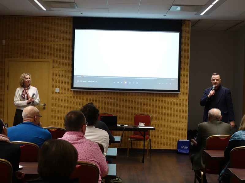 Panel dyskusyjny w trakcie szkolenia dla liderów w konkursie „Silni Polską!”. Fot. Hanna Kwaśny (IPN)