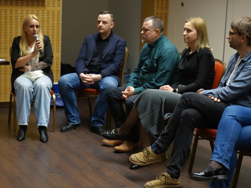 Panel dyskusyjny w trakcie szkolenia dla liderów w konkursie „Silni Polską!”. Fot. Hanna Kwaśny (IPN)