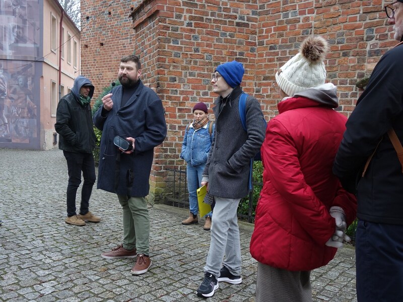 Spacer edukacyjno-historyczny. Fot. Hanna Kwaśny (IPN)