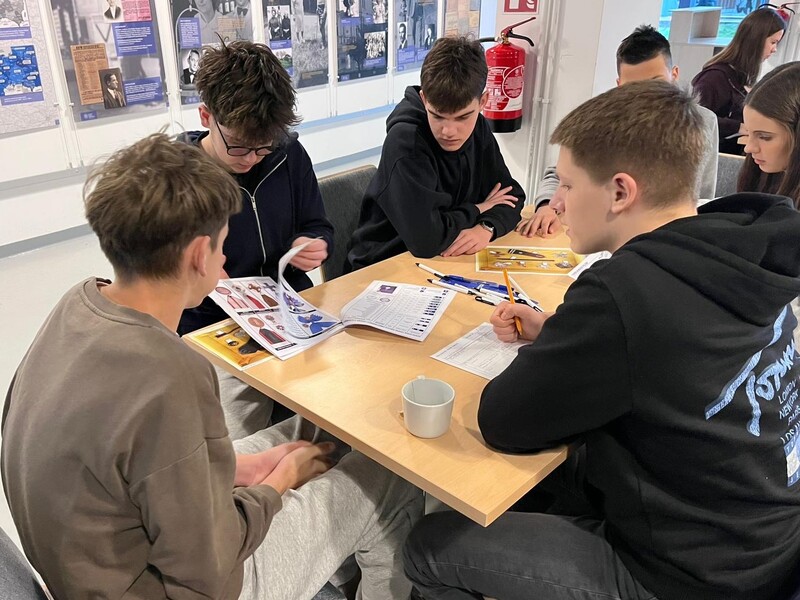 Warsztaty w ramach konkursu „Silni Polską!”. Fot. Adam Dohnal (IPN)