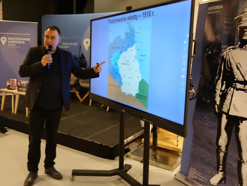 Prezentacja materiałów edukacyjnych dotyczących Powstania Wielkopolskiego 1918-1919. Fot. Julia Moszczyńska