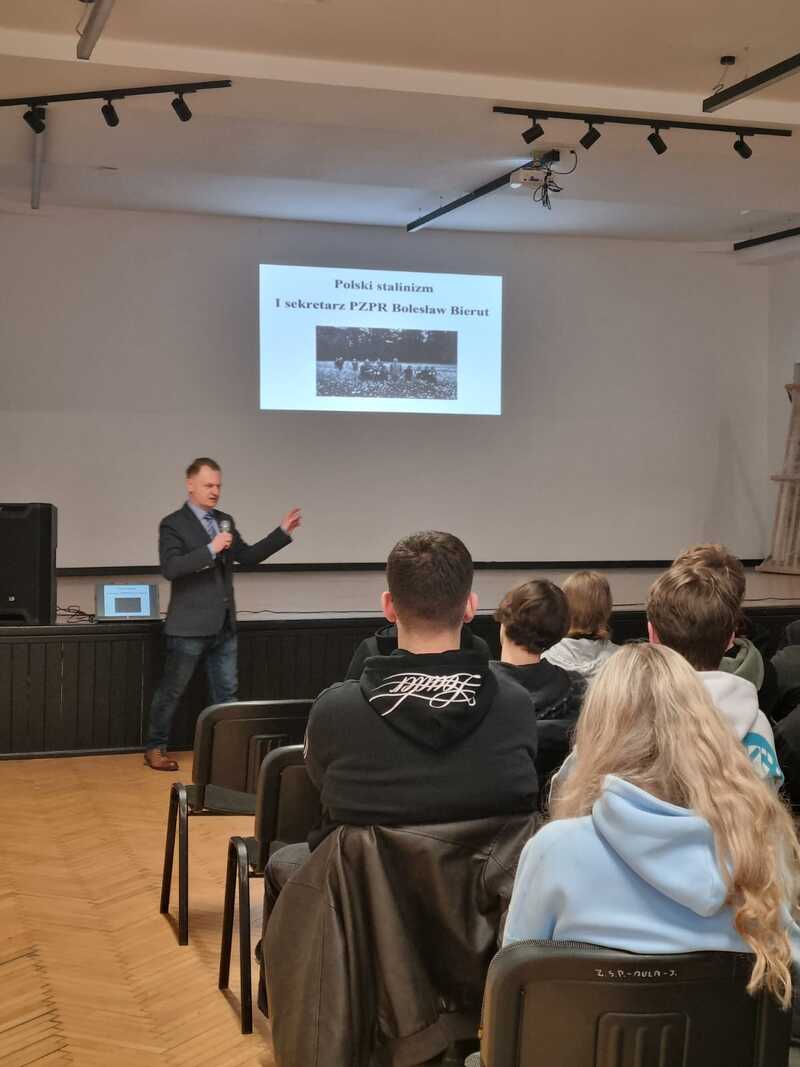 Wykład „Poznański Czerwiec 1956”. Fot. Danuta Boczek (Zespół Szkół Ponadpodstawowych im. J. Kasprowicza w Nietążkowie)