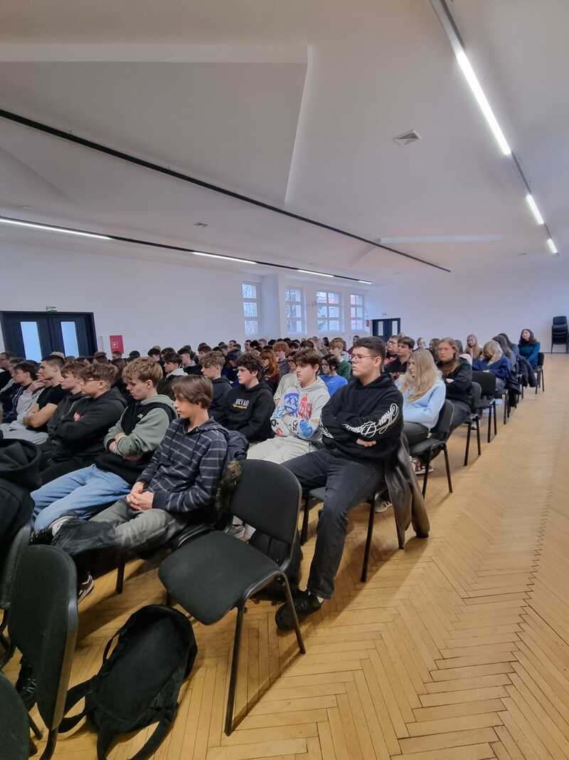 Wykład „Poznański Czerwiec 1956”. Fot. Danuta Boczek (Zespół Szkół Ponadpodstawowych im. J. Kasprowicza w Nietążkowie)