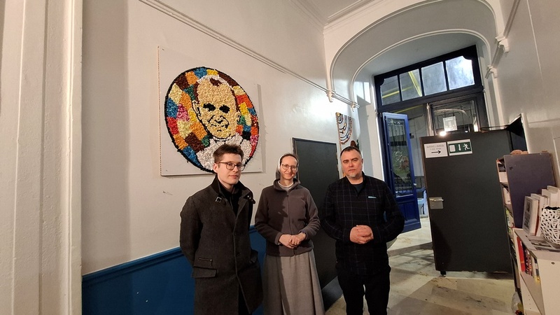 Pracownicy IPN oraz s. Aleksandra Pietruszewska dyrektor Szkoły Polskiej im. Jana Pawła II przy ambasadzie RP w Brukseli z siedzibą przy polskiej wspólnocie katolickiej. Fot. Agnieszka Kubiak