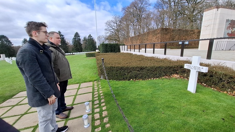 Złożenie zniczy przy grobie gen. Pattona. Fot. Agnieszka Kubiak