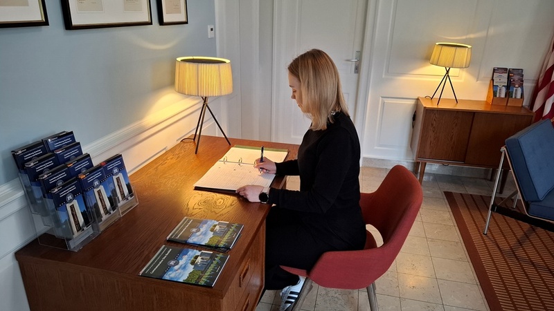 Złożenie pamiątkowego wpisu w księdze odwiedzających Cmentarz Amerykański w Luksemburgu. Fot. Piotr Orzechowski