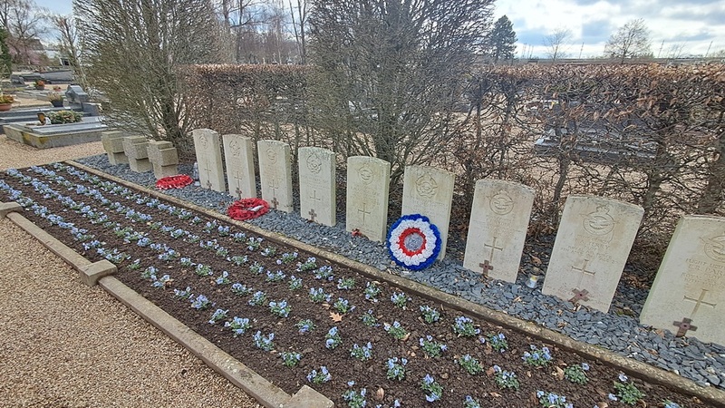 Groby lotników RAF na cmentarzu Hollerich w Luksemburgu. Fot. Agnieszka Kubiak