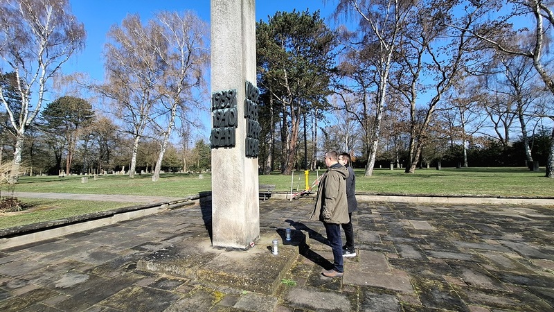 Złożenie zniczy przy pomniku upamiętniającym ofiary obozów koncentracyjnych. Fot. Agnieszka Kubiak