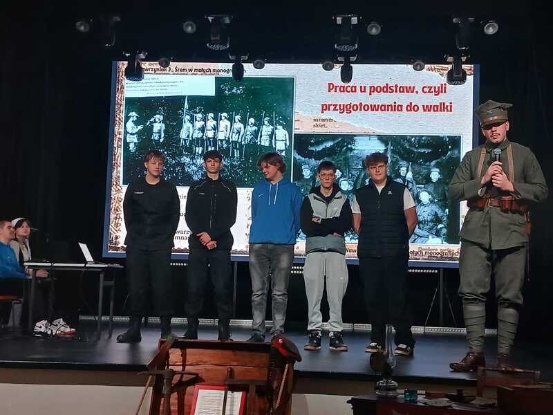 Szkolny Dzień Pamięci o Zwycięskim Powstaniu Wielkopolskim w ZS1 w Zbąszyniu. Fot. Magdalena Cieślak (LO Zbąszyń)