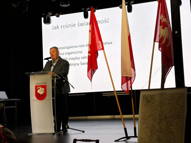 Szkolny Dzień Pamięci o Zwycięskim Powstaniu Wielkopolskim w ZS1 w Zbąszyniu. Fot. Magdalena Cieślak (LO Zbąszyń)