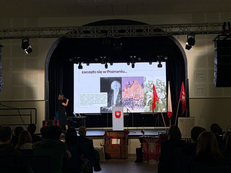 Szkolny Dzień Pamięci o Zwycięskim Powstaniu Wielkopolskim w ZS1 w Zbąszyniu. Fot. Magdalena Cieślak (LO Zbąszyń)