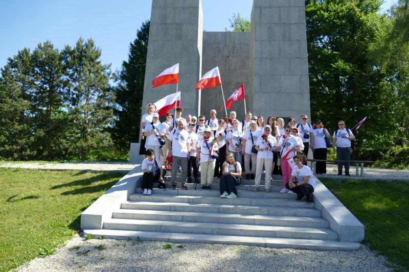 Uczestnicy Wyjazdu Pamięci przed głównym pomnikiem polskim w Miejscu Pamięci Mauthausen. Fot. Tomasz Cieślak (IPN)