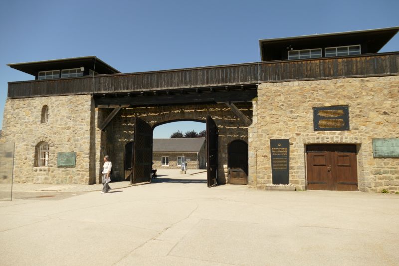 Widok na główną bramę byłego KL Mauthausen. Fot. Tomasz Cieślak (IPN)