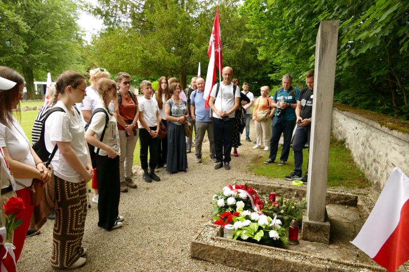 Uczestnicy Wyjazdu Pamięci na terenie byłego KL Ebensee. Fot. Tomasz Cieślak (IPN)