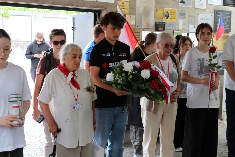 Uczestnicy Wyjazdu w Memoriale Gusen przy krematorium. Fot. Tomasz Cieślak (IPN)