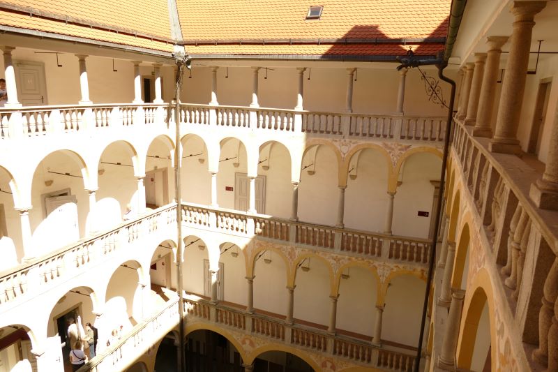 Widok na dziedziniec Zamku Hartheim. Fot. Tomasz Cieślak (IPN)