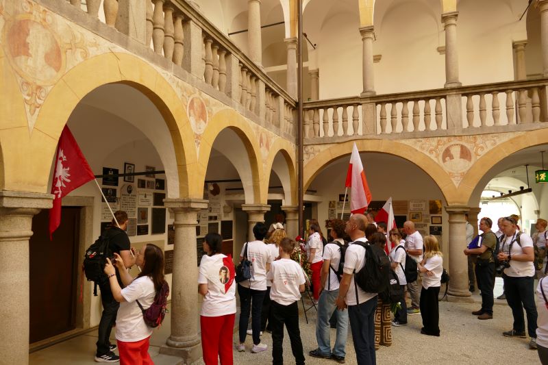 Widok na dziedziniec Zamku Hartheim. Fot. Tomasz Cieślak (IPN)