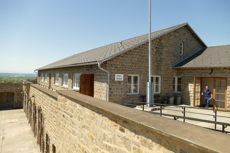 Widok na budynek byłej komendantury KL Mauthausen. Fot. Tomasz Cieślak (IPN)