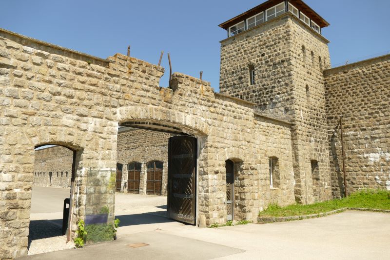 Widok na bramę KL Mauthausen prowadząca do części administrowanej przez SS. Fot. Tomasz Cieślak (IPN)