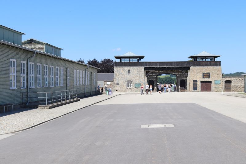 Widok na bramę główną i plac apelowy KL Mauthausen. Fot. Tomasz Cieślak (IPN)