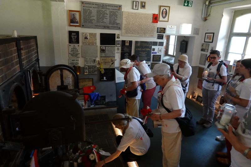 Uczestnicy Wyjazdu Pamięci przy krematorium w KL Mauthausen. Fot. Tomasz Cieślak (IPN)