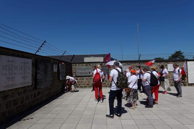 Uczestnicy Wyjazdu Pamięci na terenie byłego KL Mauthausen. Fot. Tomasz Cieślak (IPN)