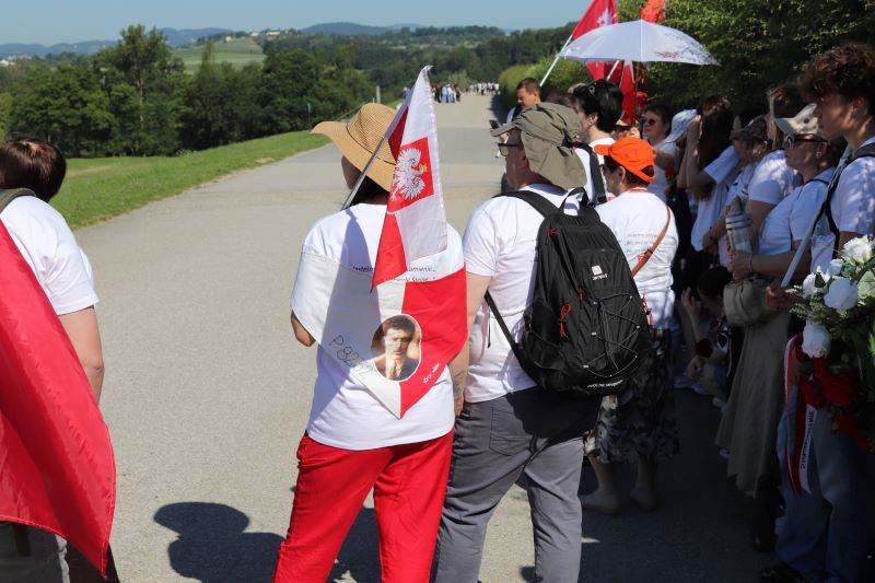 Uczestnicy Wyjazdu Pamięci patrzą na były lager dla jeńców sowieckich KL Mauthausen. Fot. Tomasz Cieślak (IPN)