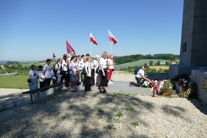 Uczestnicy Wyjazdu Pamięci przed głównym pomnikiem w Miejscu Pamięci Mauthausen. Fot. Tomasz Cieślak (IPN)