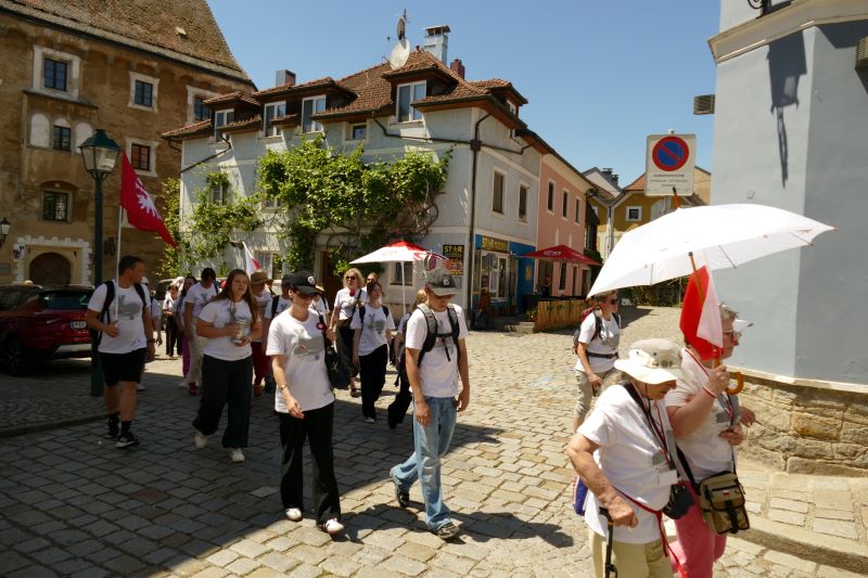 Uczestnicy wyjazdu w miasteczku Mauthausen. Fot. Tomasz Cieślak (IPN)