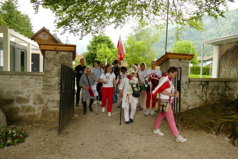 Wizyta uczestników Wyjazdu Pamięci na cmentarzu zlokalizowanym na terenie byłego KL Ebensee. Fot. Tomasz Cieślak (IPN)