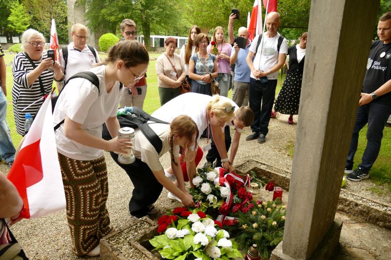 Wizyta uczestników Wyjazdu Pamięci na cmentarzu zlokalizowanym na terenie byłego KL Ebensee. Fot. Tomasz Cieślak (IPN)