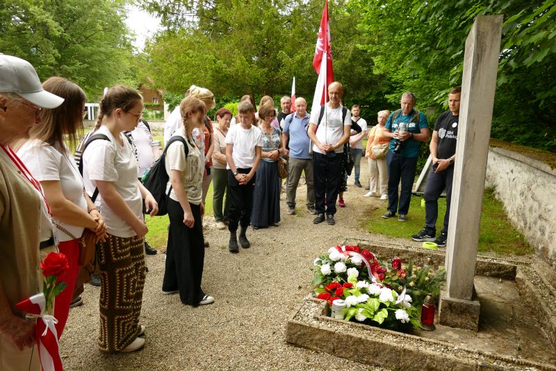 Wizyta uczestników Wyjazdu Pamięci na cmentarzu zlokalizowanym na terenie byłego KL Ebensee. Fot. Tomasz Cieślak (IPN)