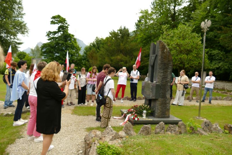 Wizyta uczestników Wyjazdu Pamięci na cmentarzu zlokalizowanym na terenie byłego KL Ebensee. Fot. Tomasz Cieślak (IPN)