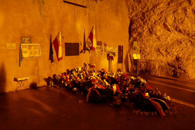 Wizyta w sztolniach budowanych przez więźniów KL Ebensee. Fot. Tomasz Cieślak (IPN)