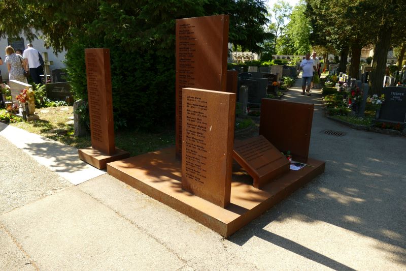 Upamiętnienie jamy grobowej w której odnaleziono w 2011 r. około 800 pochowanych w niej w 1948 r. urn z prochami. Fot. Tomasz Cieślak (IPN)