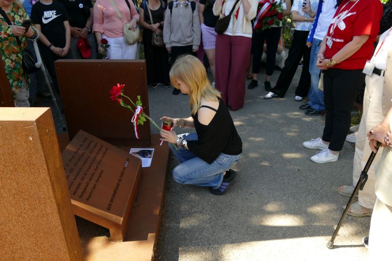 Upamiętnienie jamy grobowej w której odnaleziono w 2011 r. około 800 pochowanych w niej w 1948 r. urn z prochami. Fot. Tomasz Cieślak (IPN)