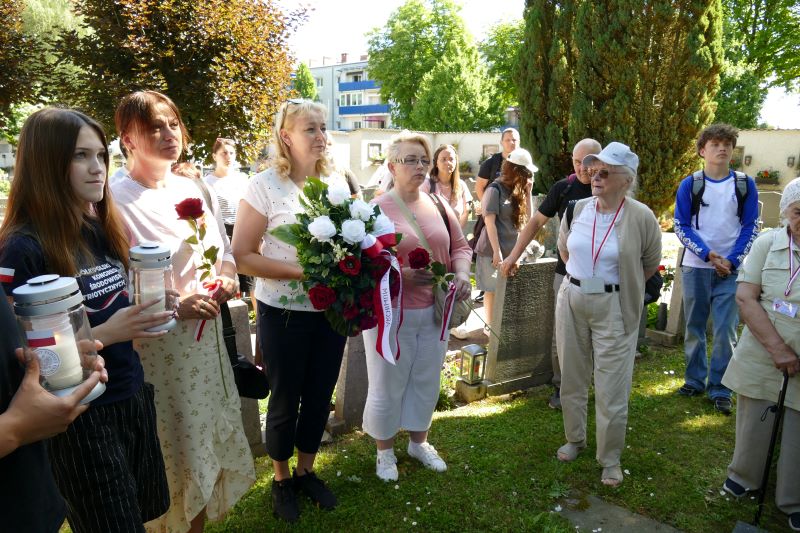 Złożenie kwiatów pod polską tablicą upamiętniająca więźniów KL Steyr-Münichholz. Fot. Tomasz Cieślak (IPN)