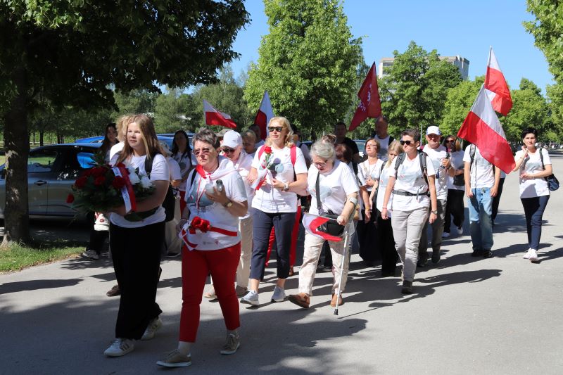 Polska grupa w drodze do zamku Hartheim. Fot. Tomasz Cieślak (IPN)