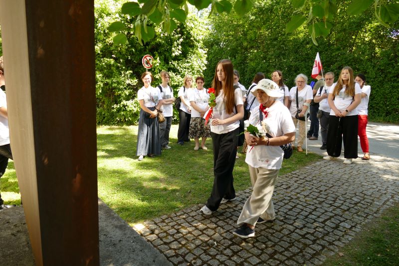 Złożenie kwiatów pod tablicą upamiętniającą rodzinę Schumann. Fot. Tomasz Cieślak (IPN)