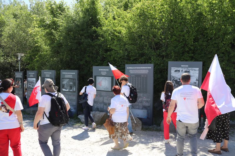 Delegacja przed wystawą upamiętniającą więźniów KL Gusen II, którzy drążyli sztolnie systemu „Bergkristall” w St. Georgen an der Gusen. Fot. Tomasz Cieślak (IPN)